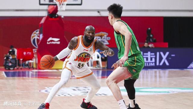 第87分钟，阿尔梅里亚右路开出任意球，巴巴的头球颇具威胁！